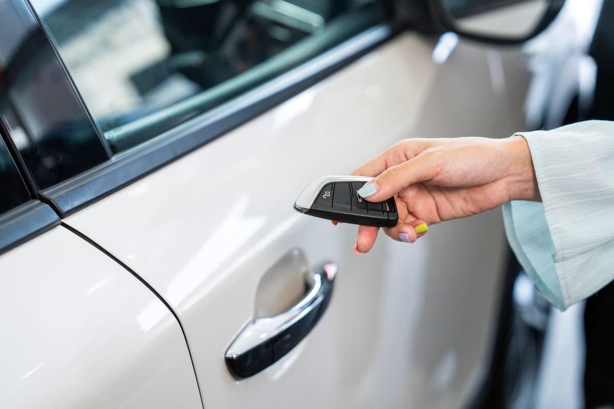Using a remote key at a car door handle