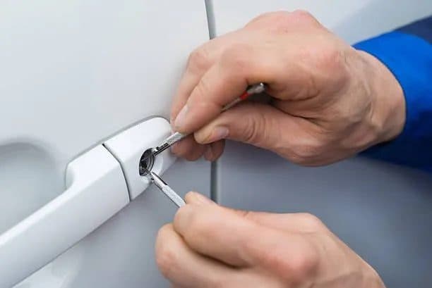 Repairing a white door handle and lock