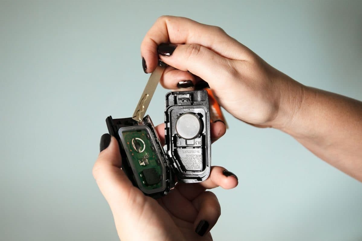 Opening a car key fob to replace the battery